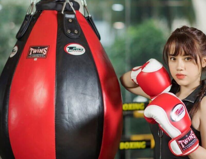 Người mới tập boxing nên chuẩn bị găng, băng quấn tay và dụng cụ bảo hộ để hạn chế chấn thương.
