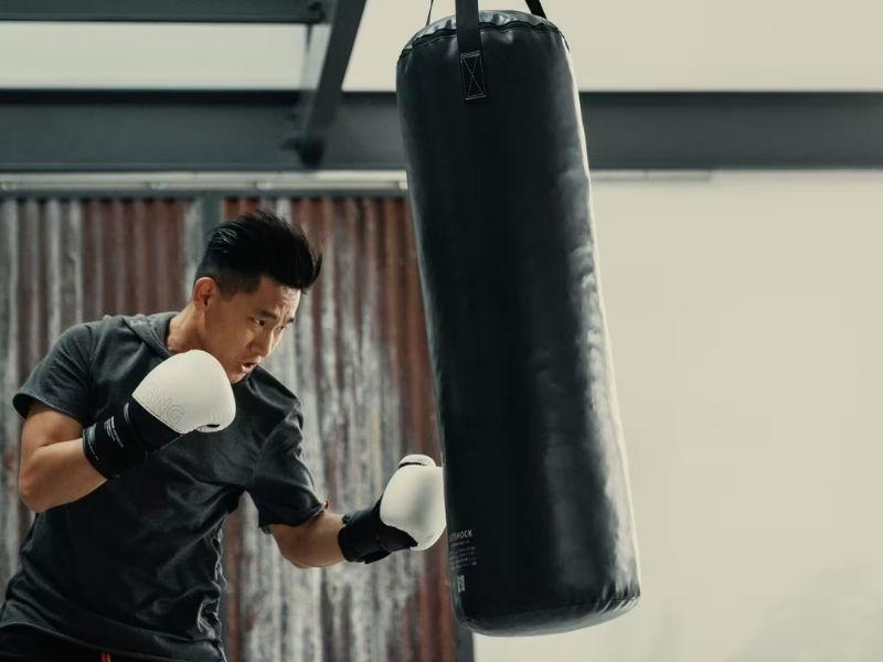 Tập bao cát giúp cải thiện lực đấm, nhịp thở và sức bền trong boxing. 