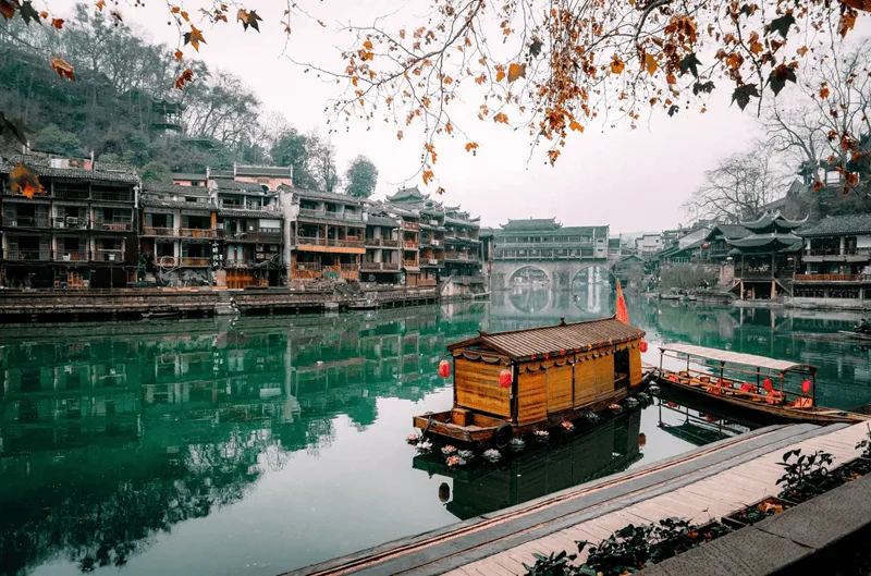 Phượng Hoàng Cổ Trấn - điểm đến du lịch Trung Quốc thu hút đông đảo du khách.