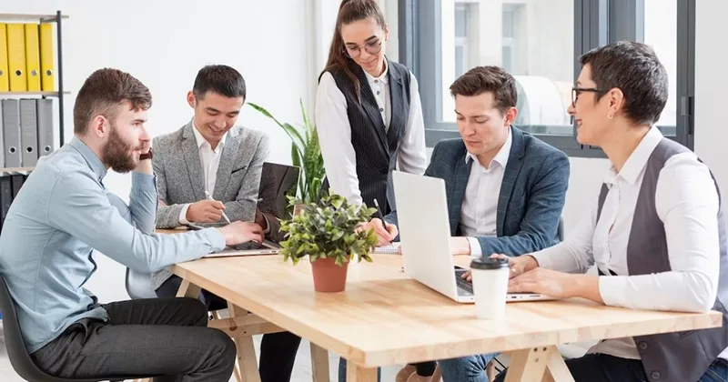 Bản thiết kế chiến lược dài hạn cần phối hợp nhịp nhàng với quy trình vận hành vi mô mỗi ngày.