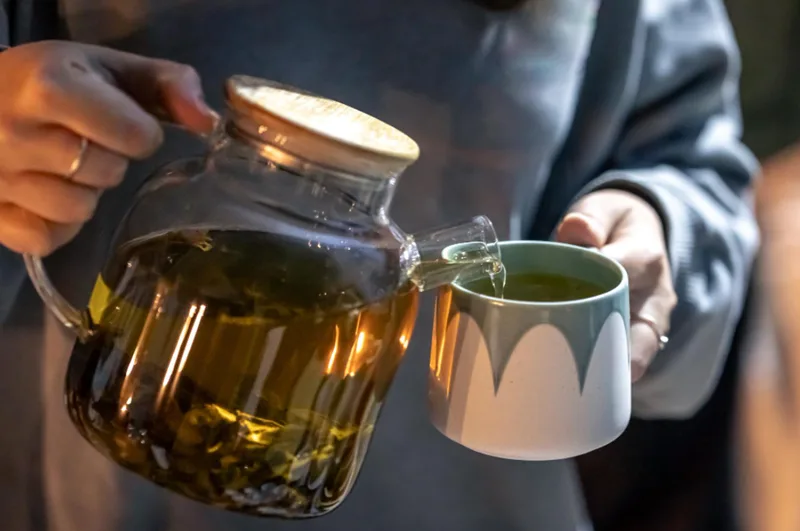 Tráng trà qua nước sôi đầu giúp loại bỏ bụi bẩn và khử bớt vị chát gắt của tannin trước khi tiến hành hãm nước hai.
